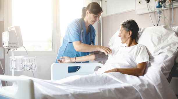 El personal de enfermería ayuda a un paciente en el hospital