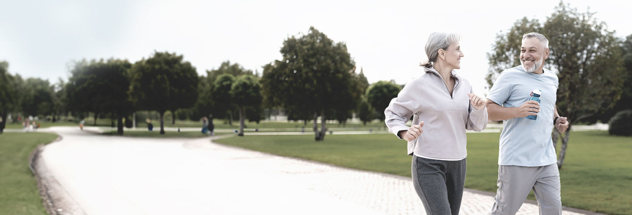 Un hombre y una mujer de mediana edad están corriendo y promueven las opciones de tratamiento de Boston Scientific