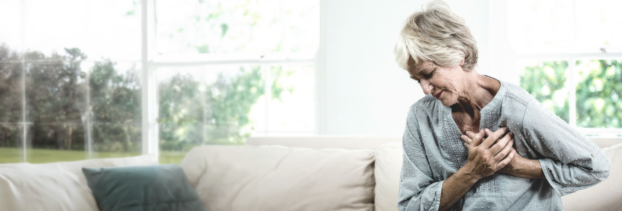 Mujer de mediana edad, se informa sobre qué es la fibrilación auricular