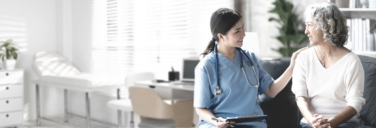 Un médico analiza las opciones de tratamiento con una mujer de mediana edad